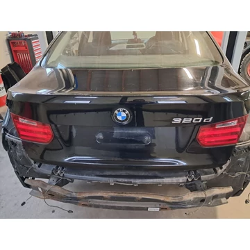 BMW (F30) Csomagtérajtó