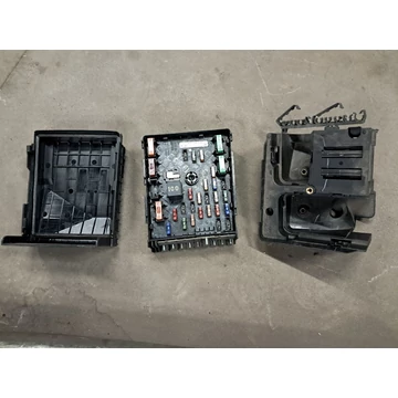 VOLKSWAGEN TIGUAN (5N) Biztosíték doboz 3C0937125A 3C0937123A 