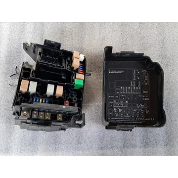 HYUNDAI I30 (GD) 1.4 Biztosíték doboz 91206-A6532