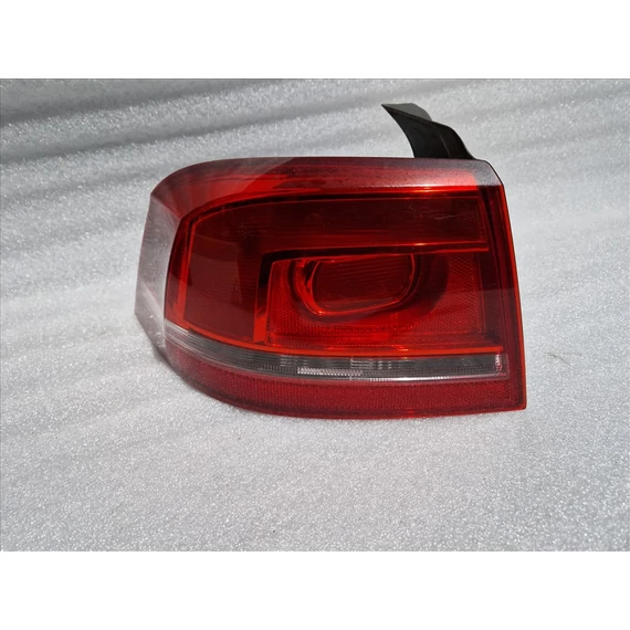 VOLKSWAGEN PASSAT B7 SEDAN bal hátsó lámpa 3AE945095F