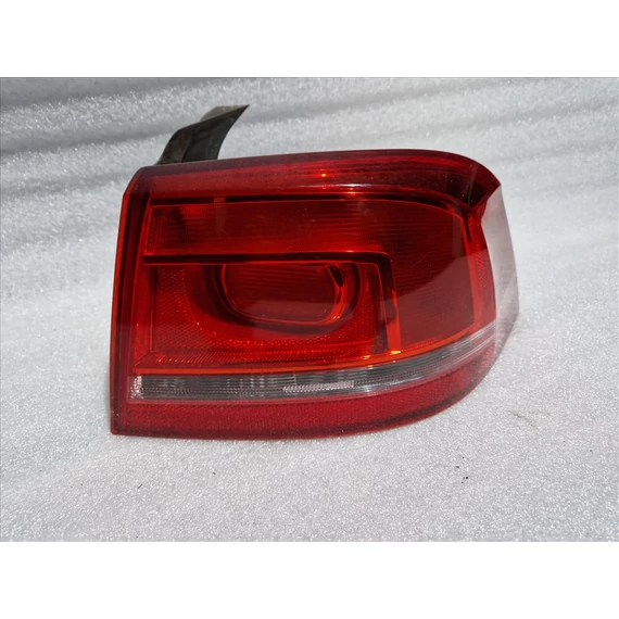 VOLKSWAGEN PASSAT B7 SEDAN jobb hátsó lámpa 3AE945096F