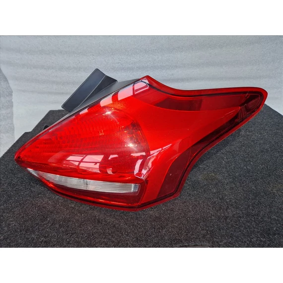 FORD FOCUS III hatchback faceliftes jobb hátsó lámpa F1EB13404B-C