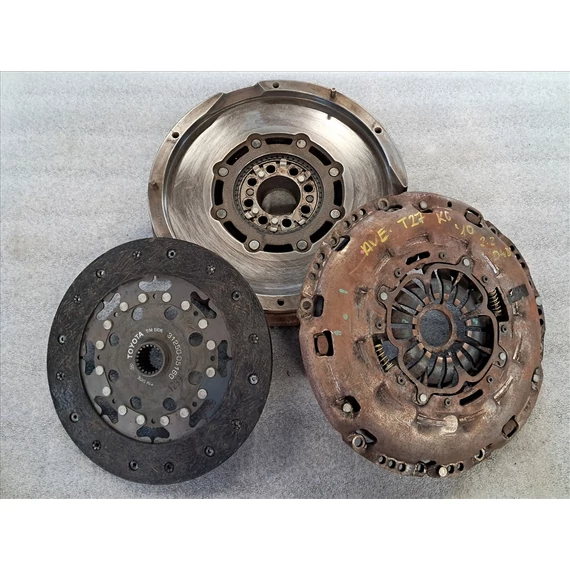 Toyota Avensis (T270) 2.2 D4D Kettős tömegű lendkerék szett