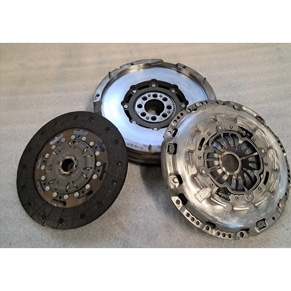 TOYOTA AVENSIS T27 1.6 D4D kettőstömegű lendkerék kuplung szett 13450-0X020