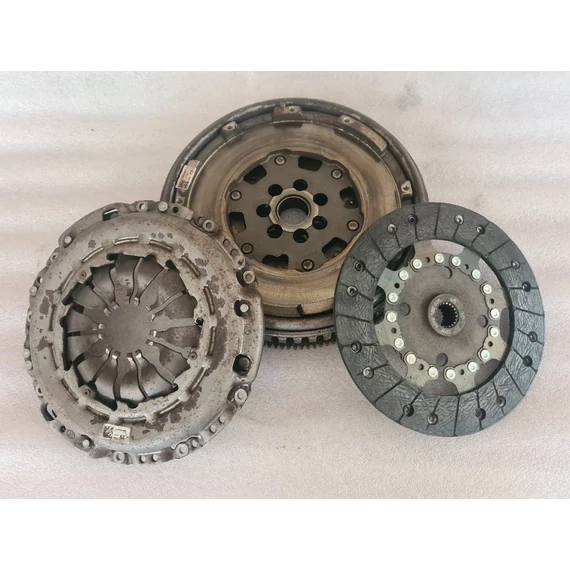 DACIA DUSTER 1.5 DCI kettőstömegű lendkerék, kuplungszett