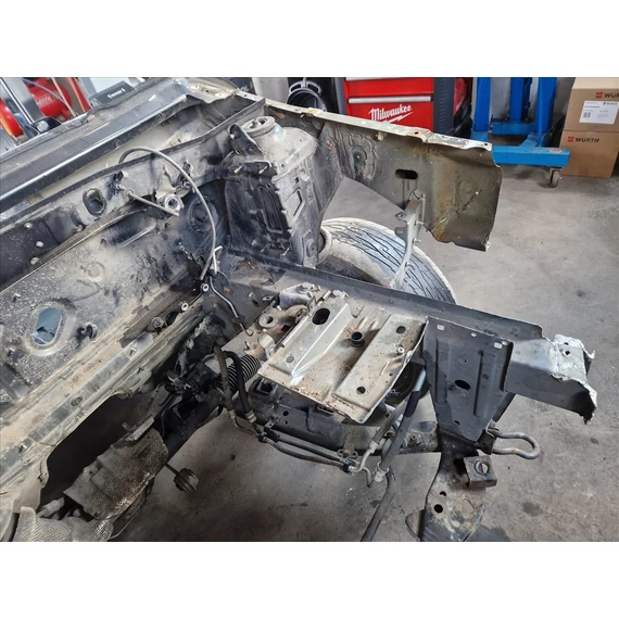 DACIA DUSTER bal első nyúlvány, bal első negyed