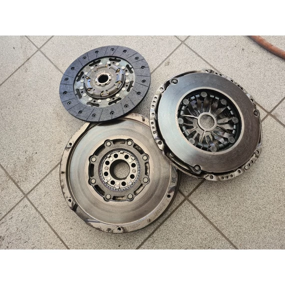 TOYOTA VERSO 2.0 D4D kettőstömegű lendkerék kuplung szett 13450-0R010