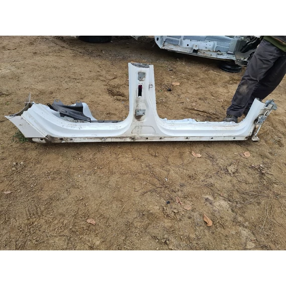 VOLKSWAGEN PASSAT B7 jobb küszöb