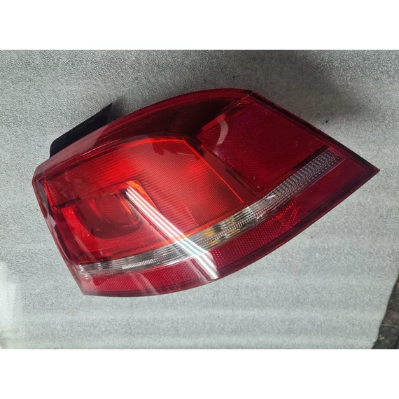 VOLKSWAGEN PASSAT B7 SEDAN jobb hátsó lámpa