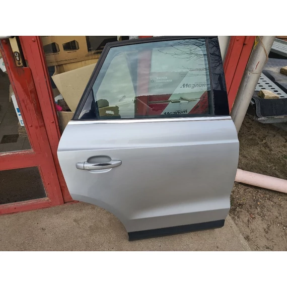 AUDI Q3 (8U) jobb hátsó ajtó LX7W