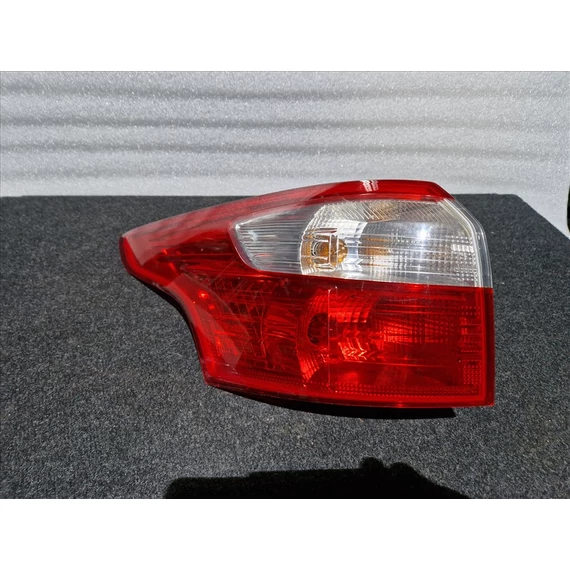 FORD FOCUS III KOMBI Bal hátsó lámpa 