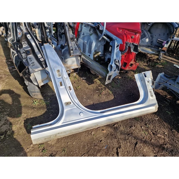 HYUNDAI I30 (GD) Jobb küszöb