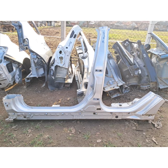 FORD FOCUS III Bal küszöb, oszlop