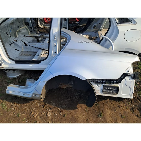 VOLKSWAGEN PASSAT B7 SEDAN Bal hátsó sárvédő negyed