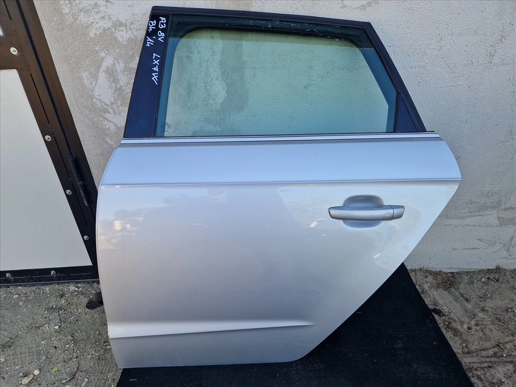 AUDI A3 (8V) Bal hátsó ajtó