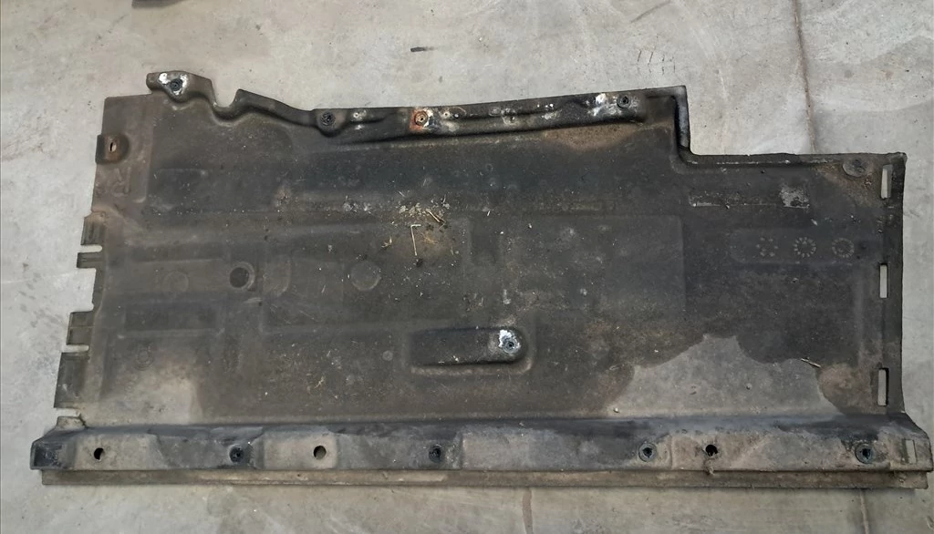 AUDI A6 (4G) Jobb alváz burkolat