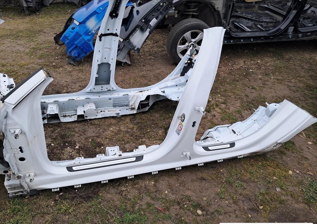 AUDI A6 (4G) Bal küszöb