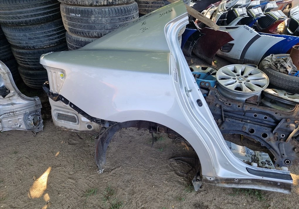 TOYOTA AVENSIS T27 SEDAN jobb hátsó sárvédő negyed