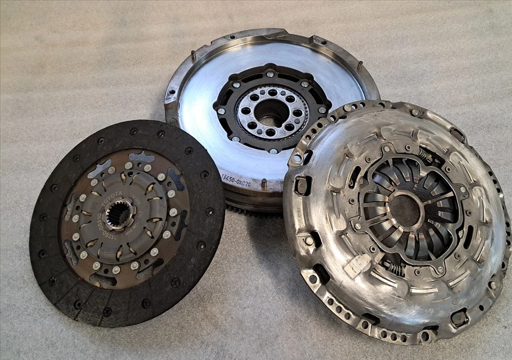 TOYOTA AVENSIS T27 1.6 D4D kettőstömegű lendkerék kuplung szett 13450-0X020