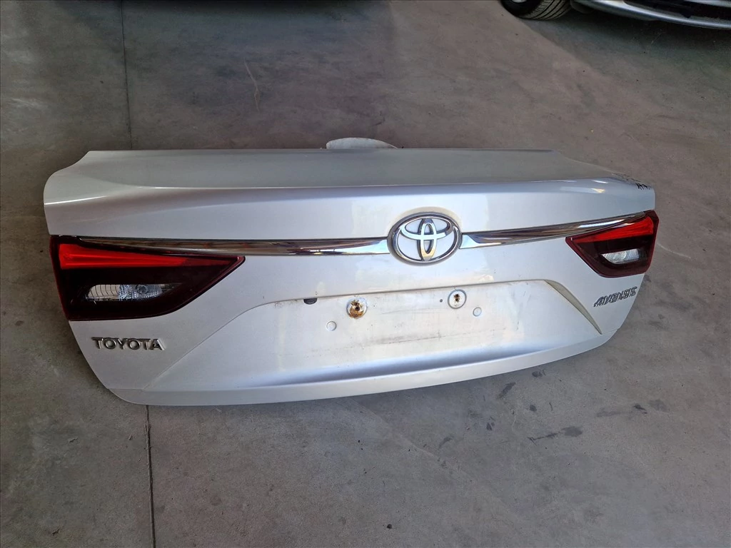 TOYOTA AVENSIS T27 csomagtérajtó