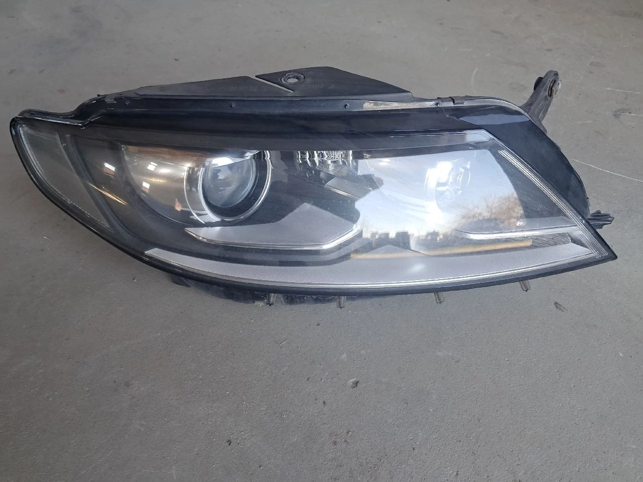 VOLKSWAGEN CC Jobb xenon fényszóró