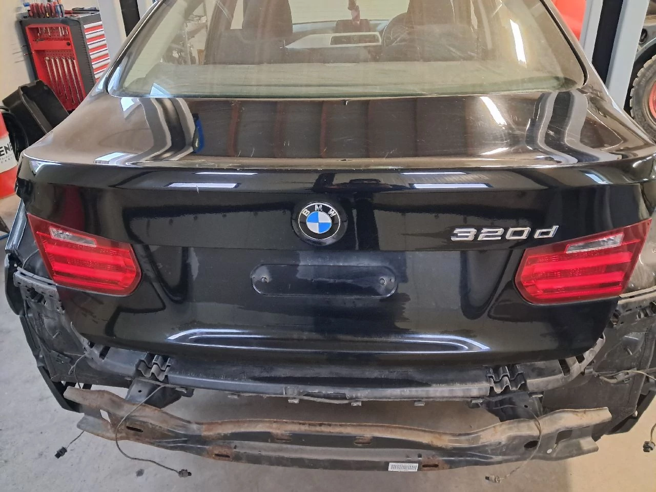 BMW (F30) Csomagtérajtó