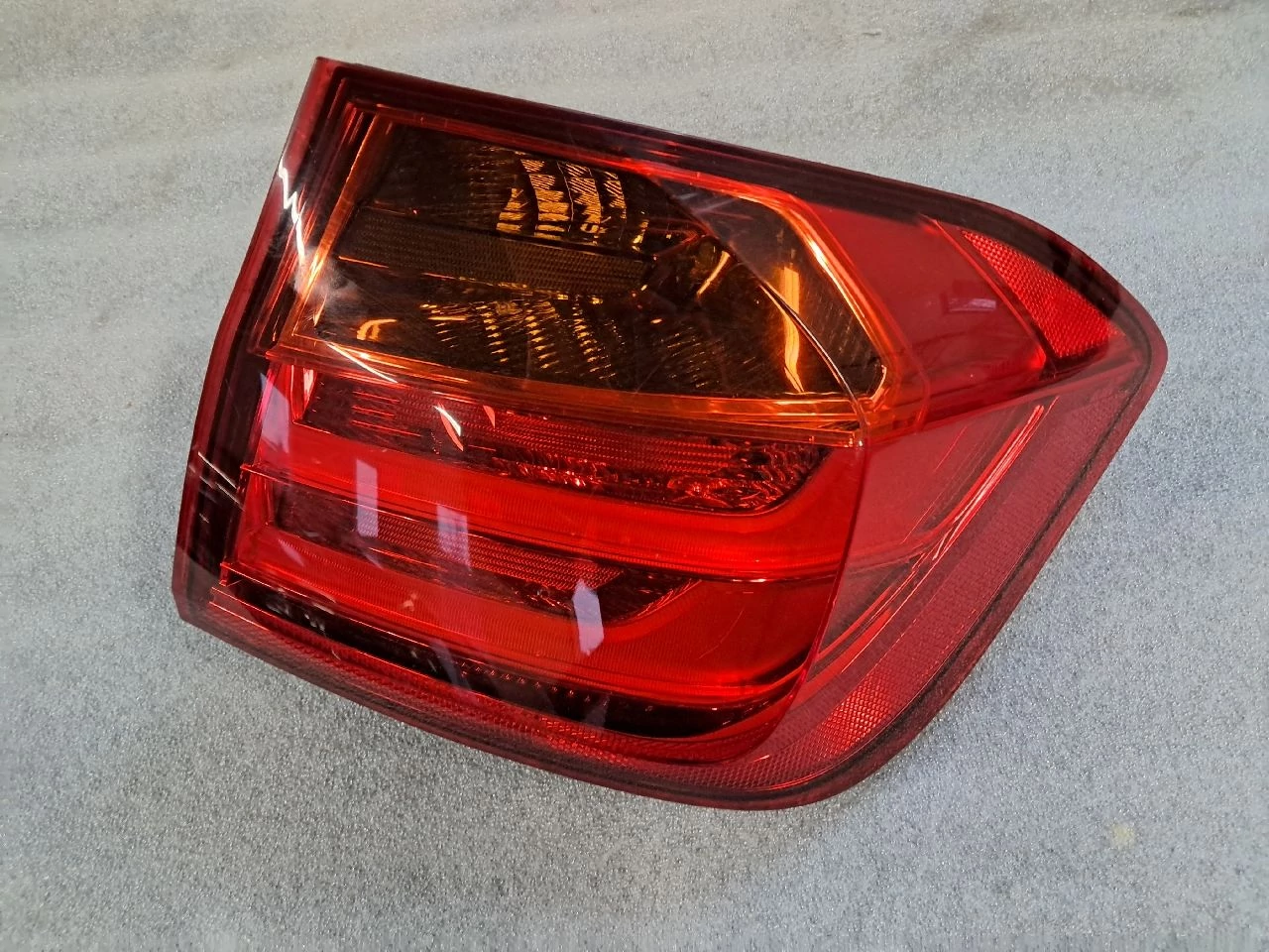 BMW (F30) Jobb külső hátsó lámpa 183611-12