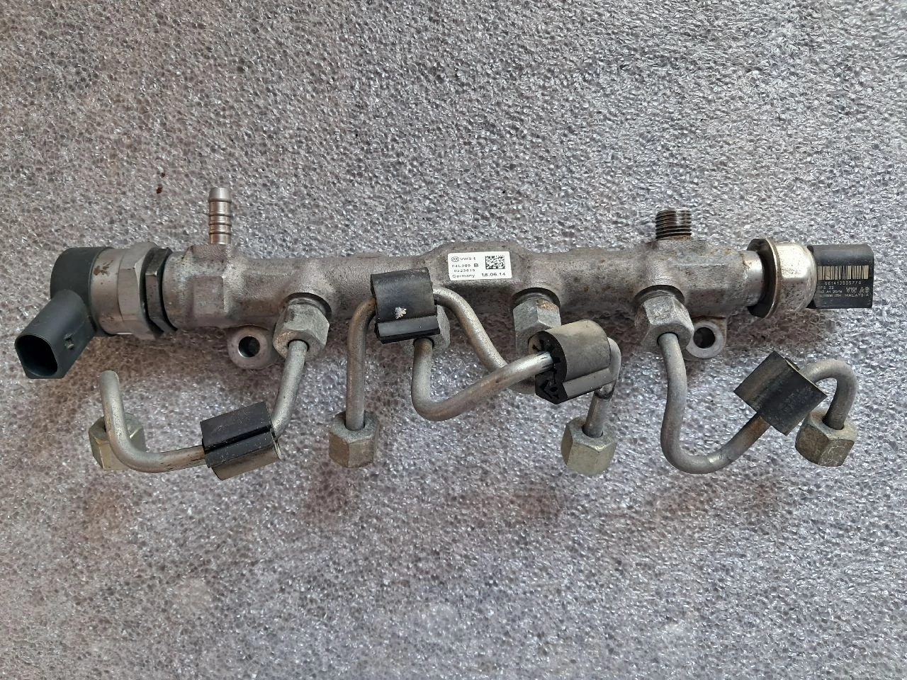 VOLKSWAGEN GOLF VII (5G) 2.0 CRTDI CRB Rail cső 04L089B 057130764AB