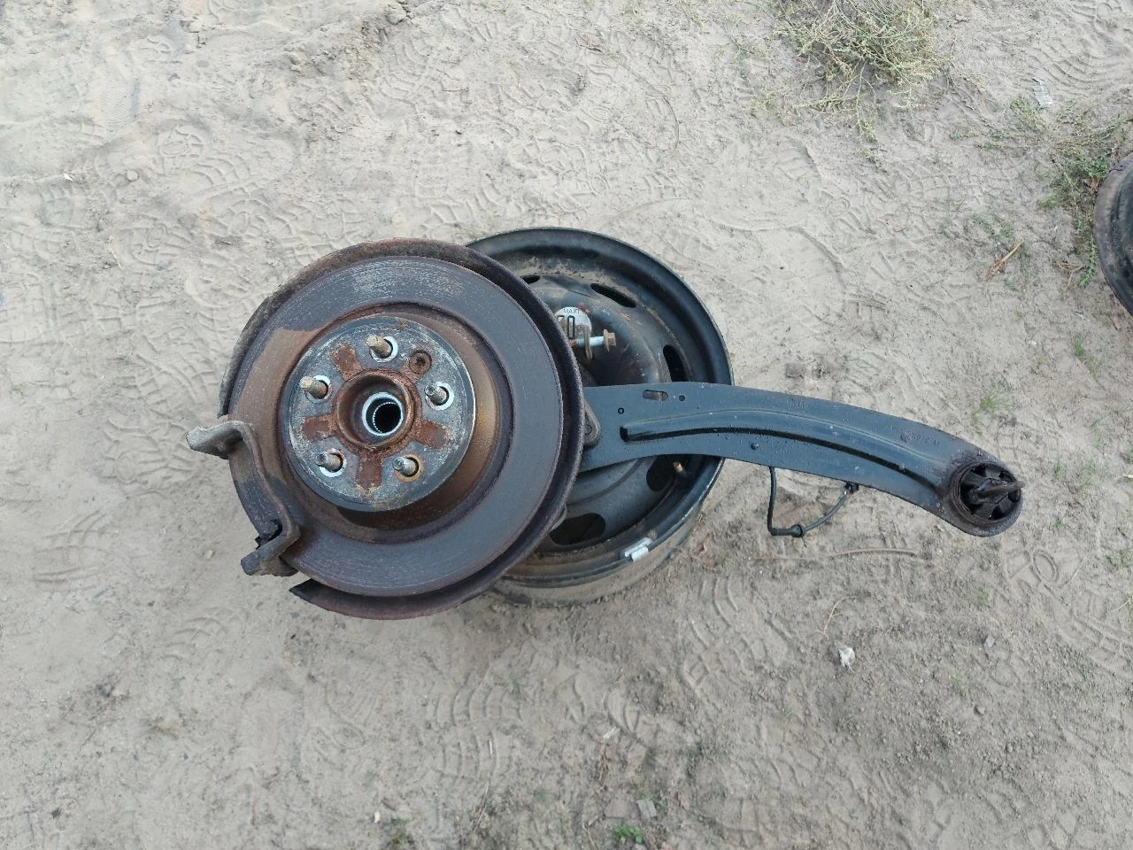 FORD KUGA AWD bal hátsó csonkállvány, kerékagy