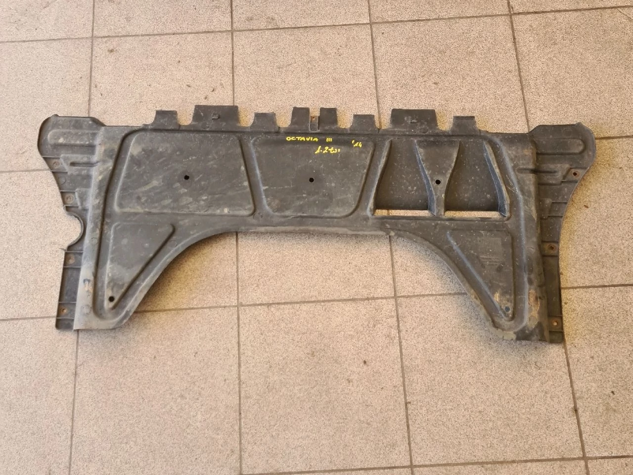 SKODA OCTAVIA III (5E) 1.2 TSI Alsó motorburkolat 5Q0825235A