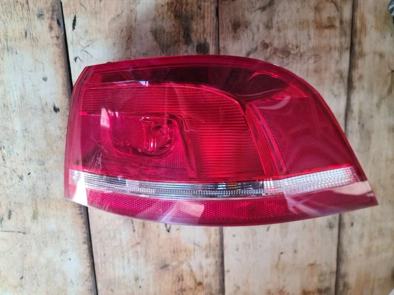 VOLKSWAGEN PASSAT B7 KOMBI jobb hátsó lámpa