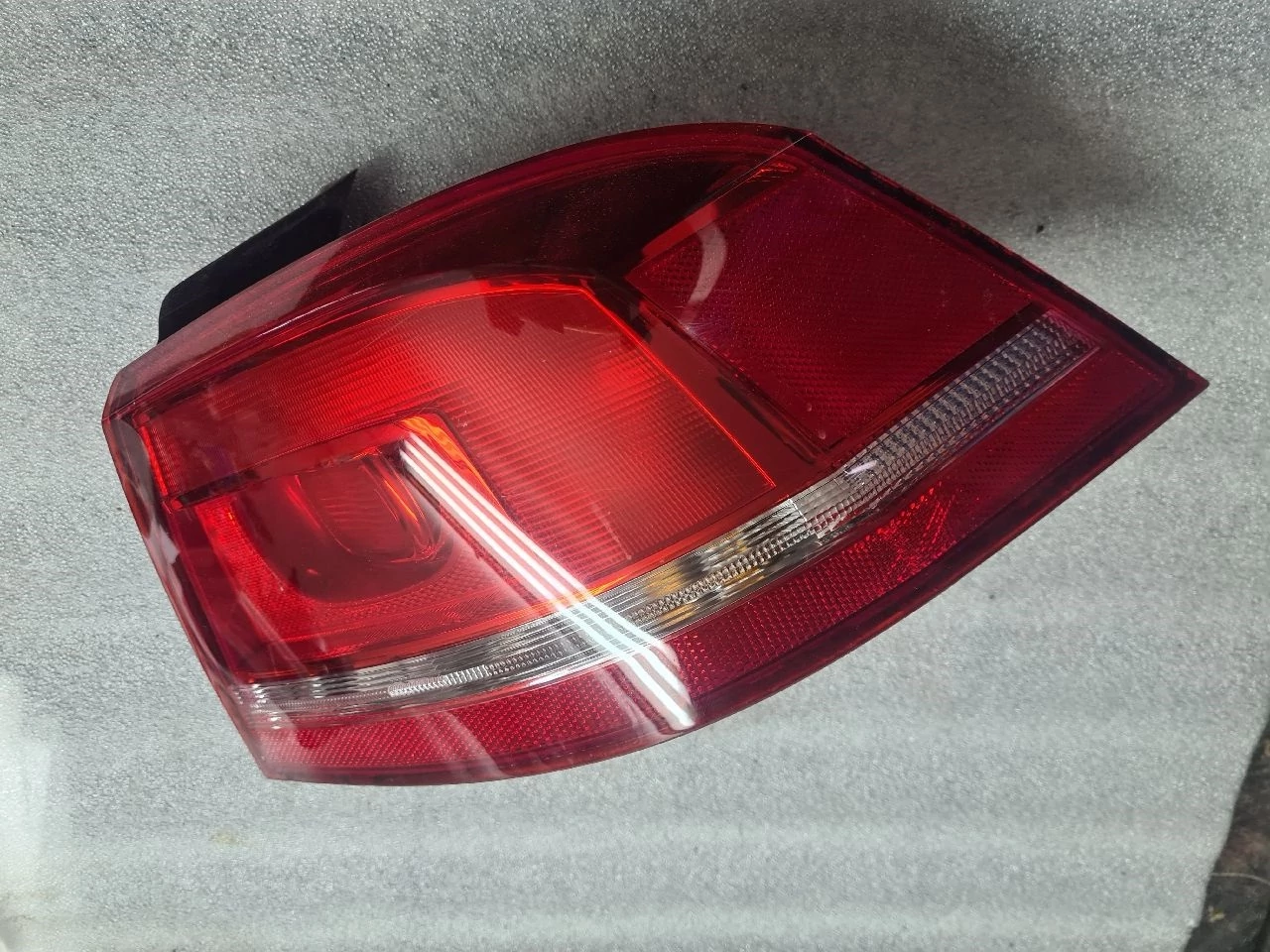 VOLKSWAGEN PASSAT B7 SEDAN jobb hátsó lámpa
