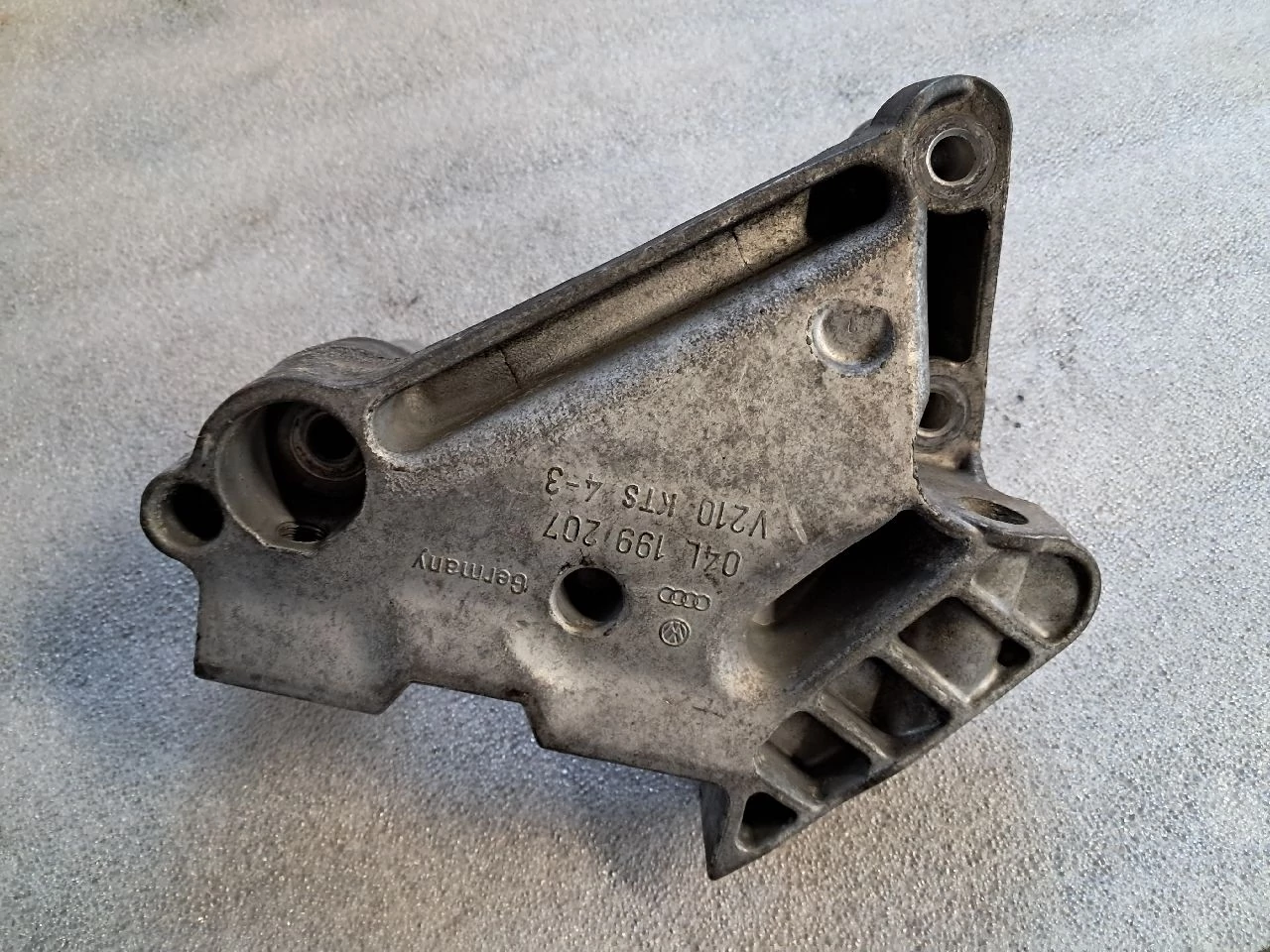 VOLKSWAGEN PASSAT B8 (3G) 2.0 CRTDI CRL motor tartó bak 04L199207