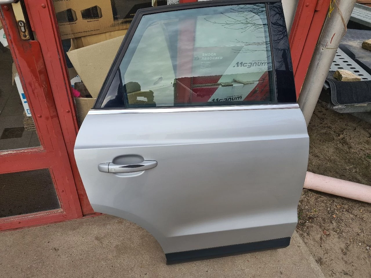 AUDI Q3 (8U) jobb hátsó ajtó LX7W