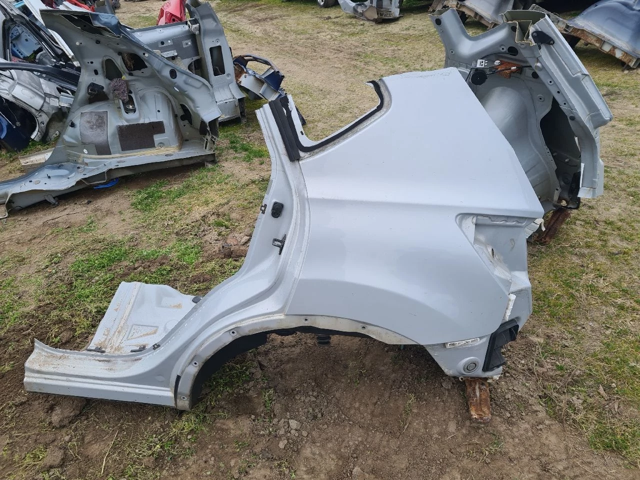 NISSAN QASHQAI (J10) bal hátsó sárvédő negyed