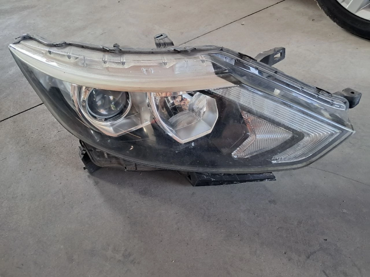 NISSAN QASHQAI II (J11) Jobb fényszóró