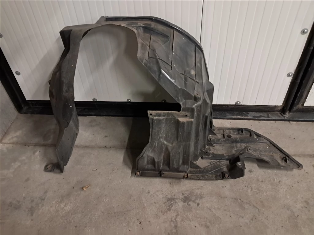 SUZUKI SX4 S-CROSS (JY) Bal első dobbetét 72322-61M0