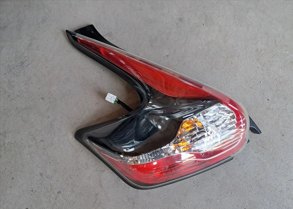 NISSAN JUKE (F15) Bal hátsó lámpa