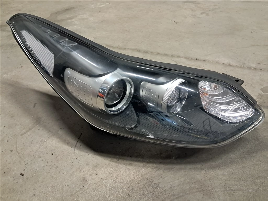 KIA SPORTAGE (QL) Jobb fényszóró 92102-F1040