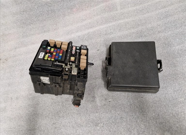 KIA SPORTAGE (QL) Biztosíték doboz 91262-F1030