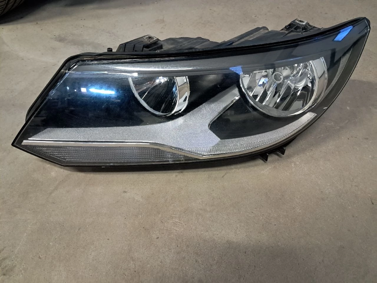 VOLKSWAGEN TIGUAN (5N) Bal fényszóró
