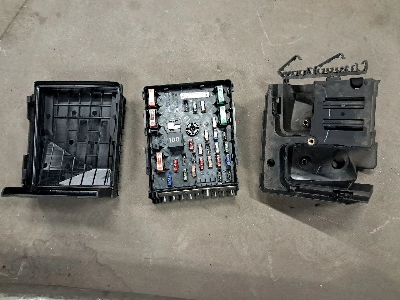 VOLKSWAGEN TIGUAN (5N) Biztosíték doboz 3C0937125A 3C0937123A 