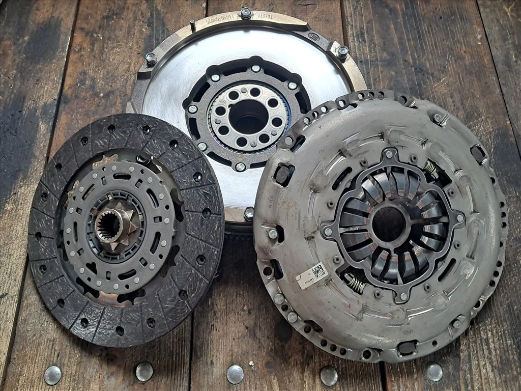 TOYOTA VERSO 1.6 D4D kettőstömegű lendkerék kuplung szett 13450-0X020
